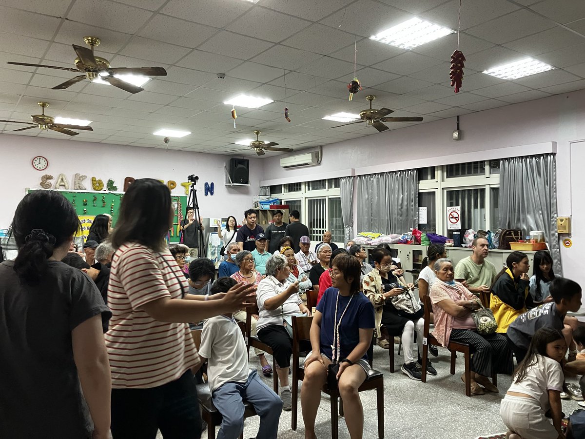 tetuK60's tweet image. 『亜細亜の骨』にとって大きな財産になった公演でした‼️
かつて日本の統治下にあった台湾。。。
日本語教育を受けた子供達。。。
80年が経ち「鯨生」と一緒に再び、あいうえおかきくけこ、と声にしたお爺ちゃん達。。。
大感動‼️大感激‼️でした。
とてもフレンドリーな皆さんでした❣️