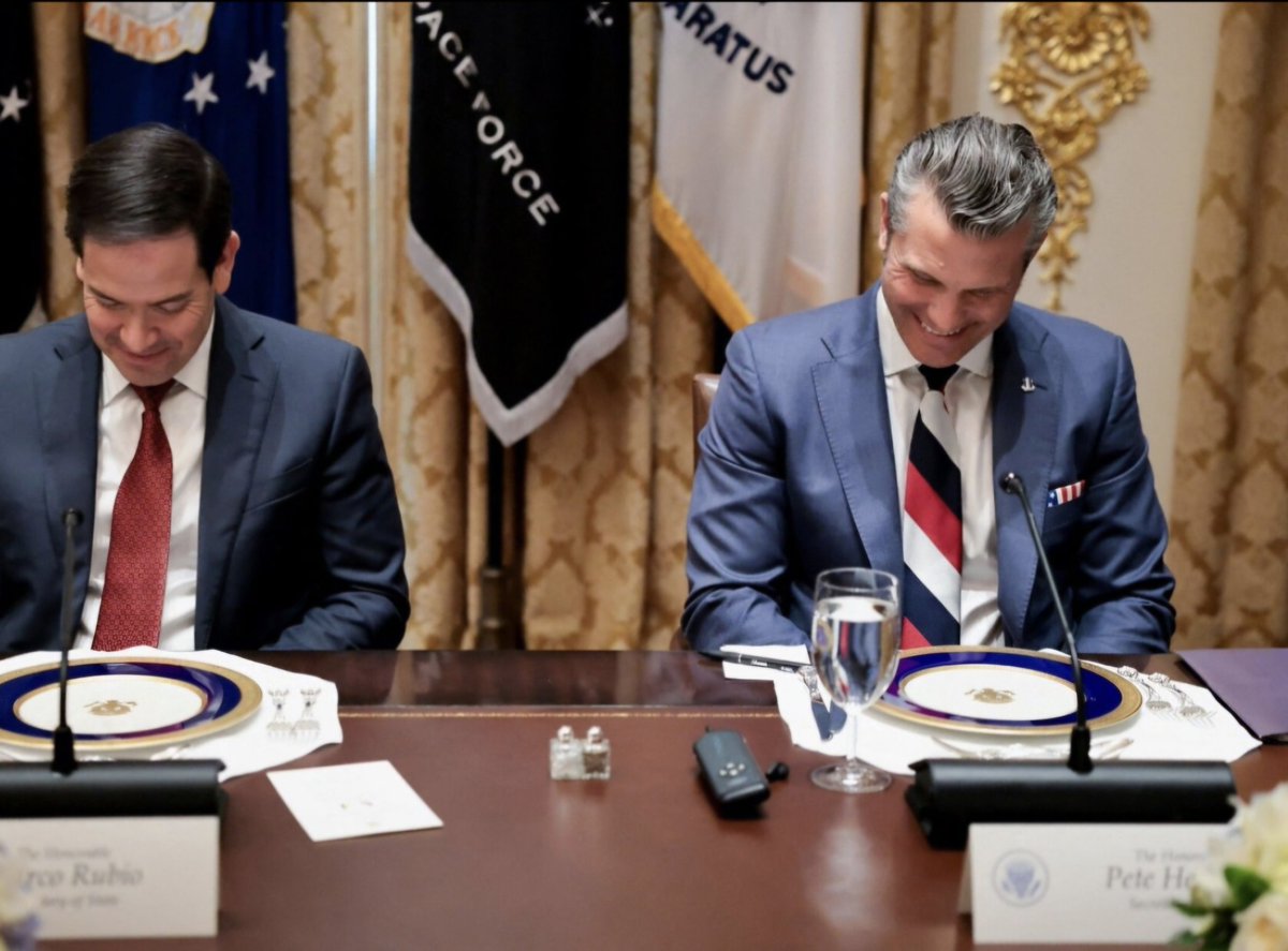 Little gestures of loyalty: Whiskey Pete meeting his russian boss Lavrov wearing the russian flag in his tie.