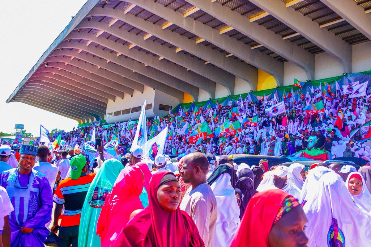 OfficialAPCNg's tweet photo. The APC National Chairman, Prof. Nentawe Goshwe Yilwatda, accompanied by NWC members, joined the Governor of Kaduna State, Senator Uba Sani, Speaker of the House of Representatives, Rt. Hon. Tajudeen Abbas, and other Party leaders to receive thousands of decampees into the APC. https://t.co/rP2OmHb9eH