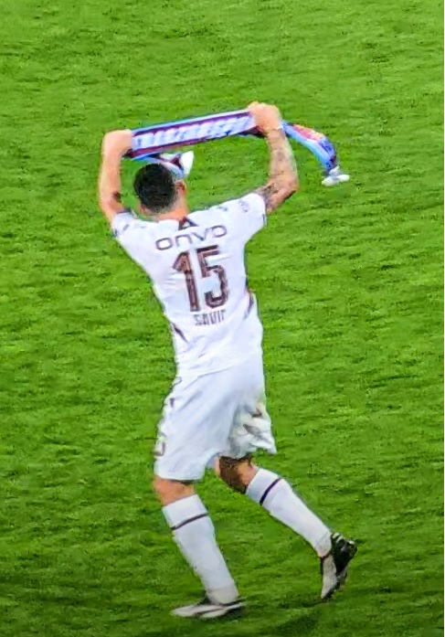 kaptan Stefan Savic maçın bitiş düdüğüyle tesislerde verilen atkıyı Rizespor taraftarına gösterdi.. adam adammmm