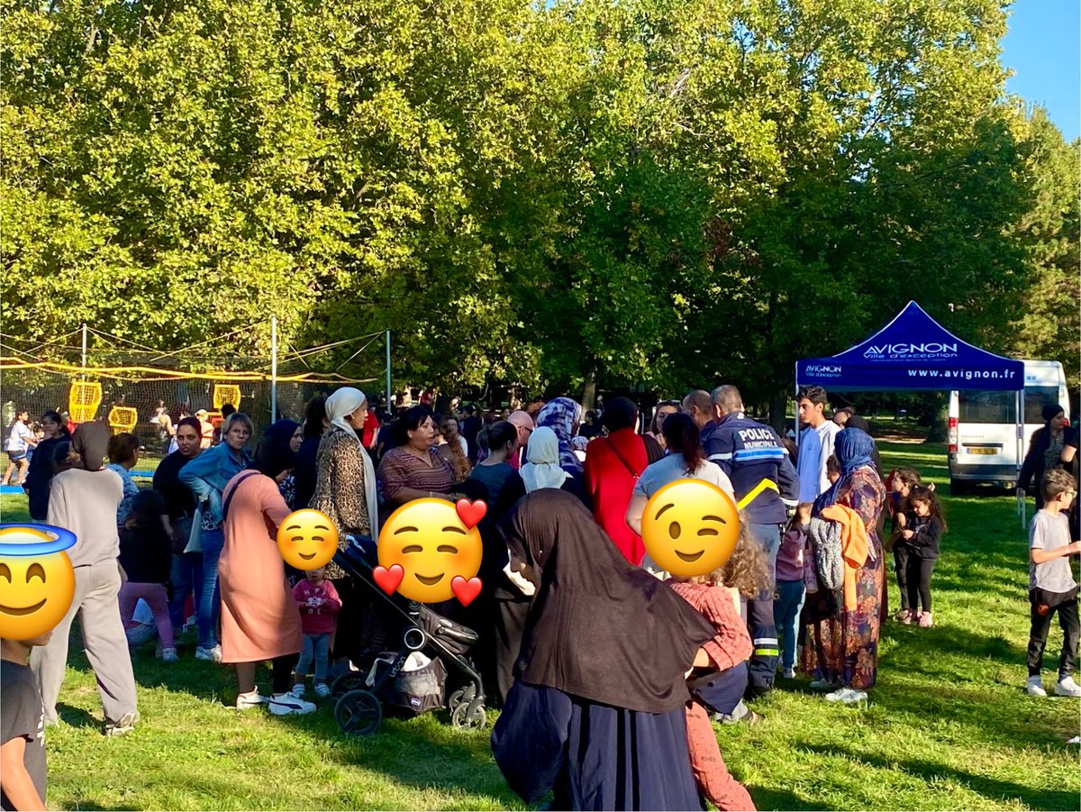 🔴🎉À la fête du quartier du Pont-Des-2-Eaux.

👉Un immense bravo aux agents de la Ville d'Avignon pour l’organisation de cette manifestation à laquelle ont participé de nombreuses familles et un grand merci aux personnes venues me solliciter pour résoudre d’éternels problèmes.