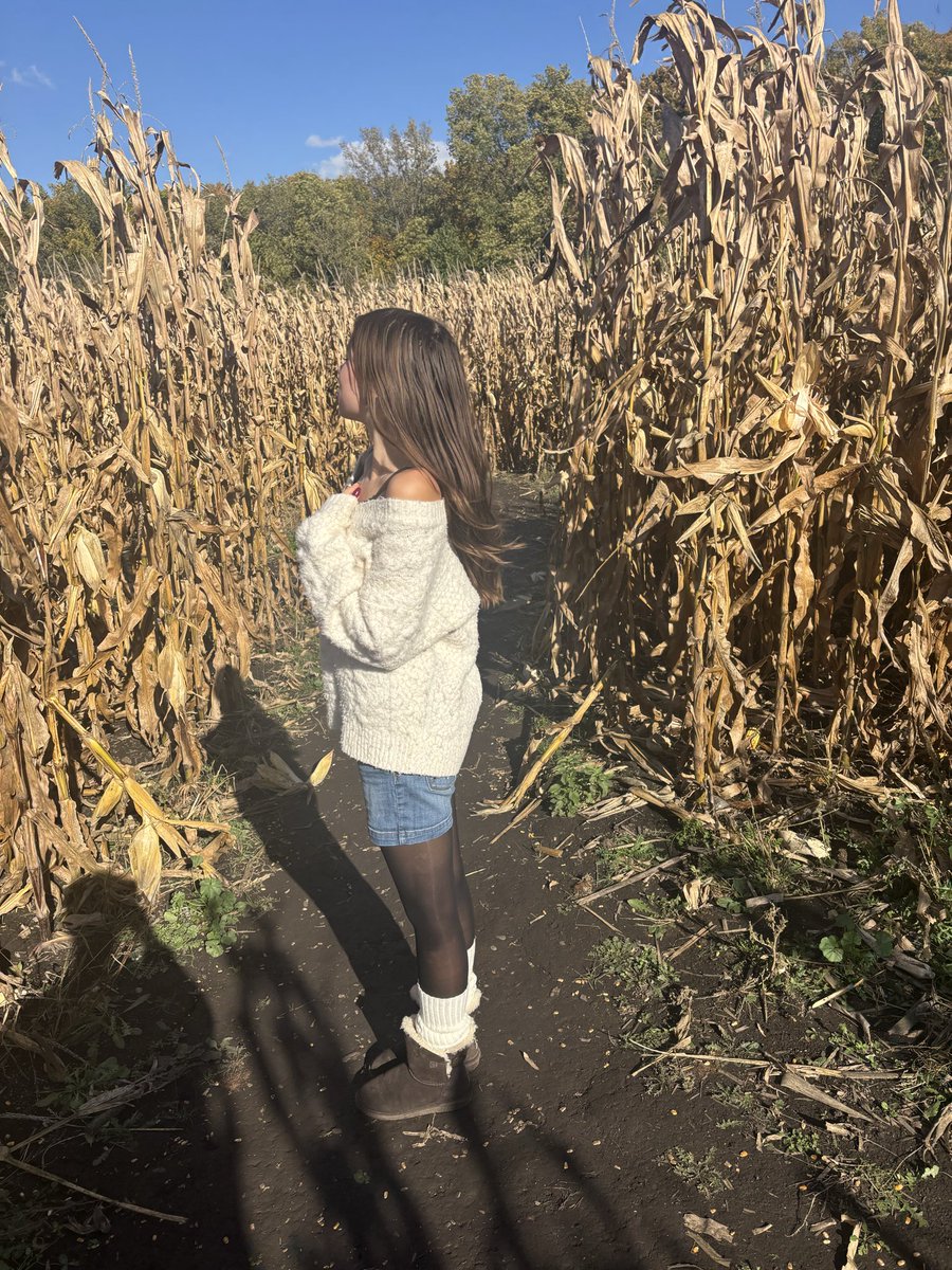 sweetcvls's tweet photo. do i look small ☹️ https://t.co/eC58GDjgUn
