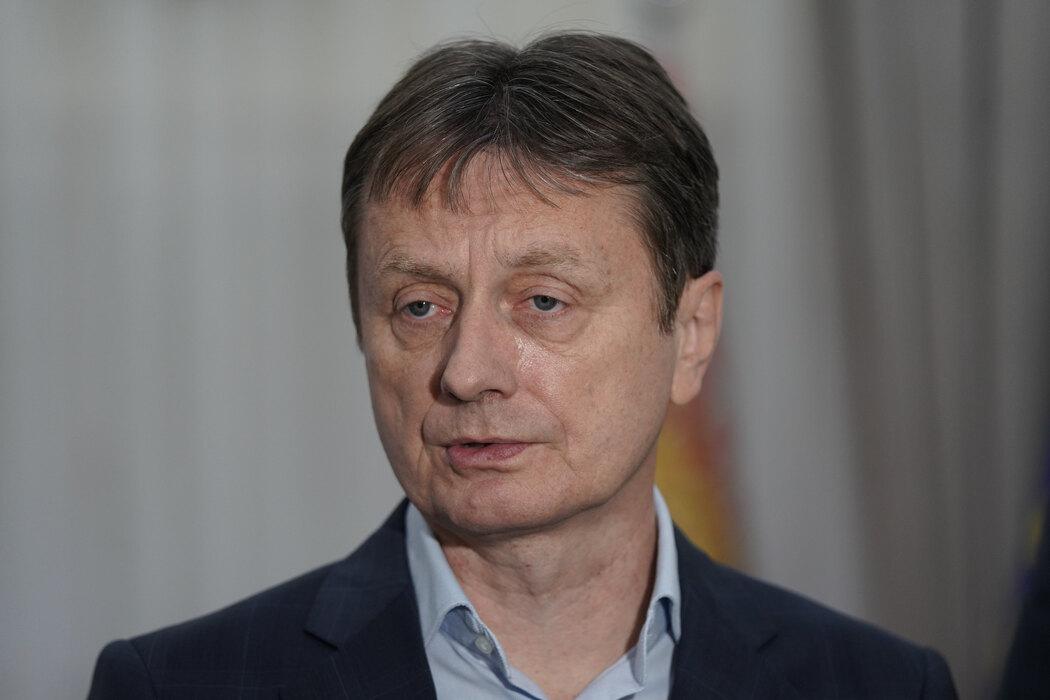 Nema nikakve razlike u pokvarenosti između ove dvojice.

Samo je jedan malo "sposobniji".