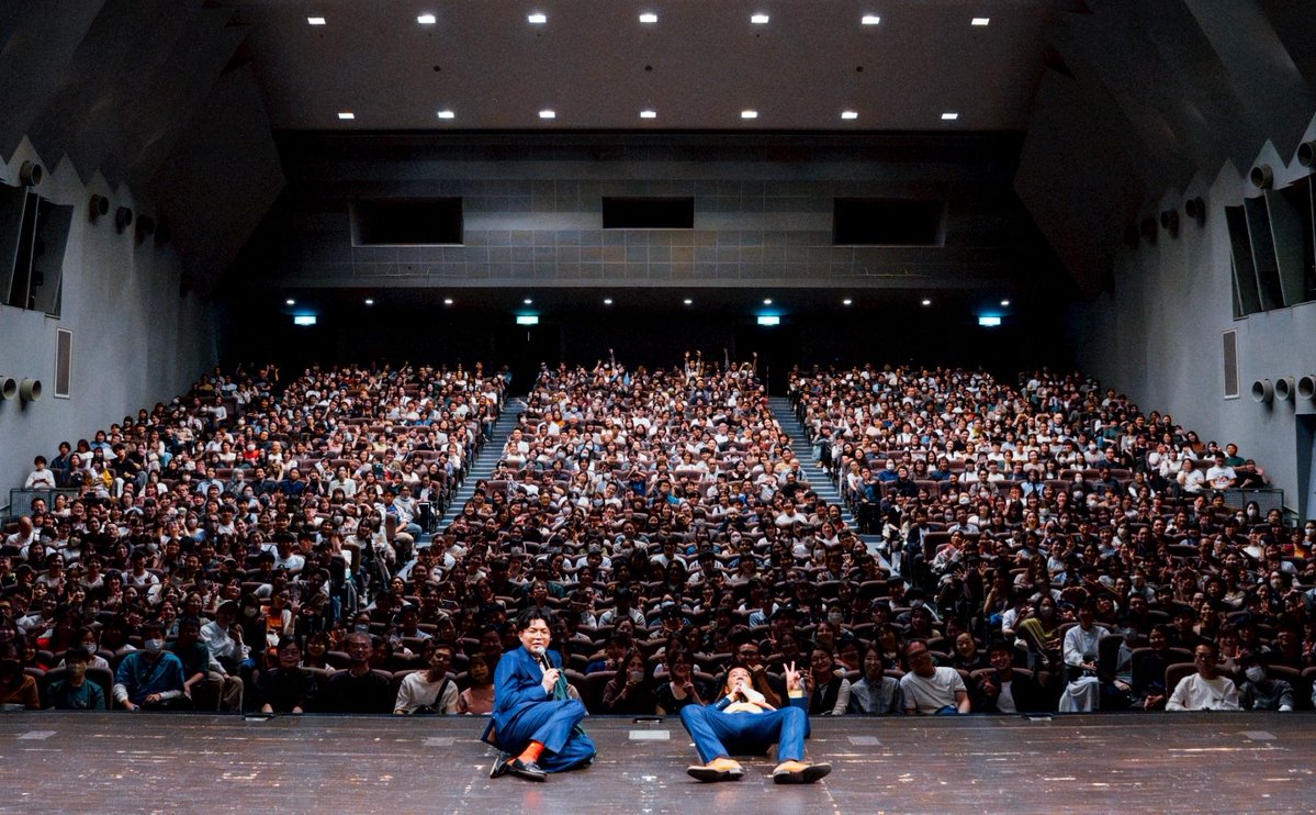 narahara_j's tweet image. 熱い胸さわぎin池田でした!
子供の頃に何度か出たアゼリアホール。それでも満員なんて見た事なかったのにそれを自分達だけで2回も埋められたのは本当に感慨深かったです。ありがとうございます!
たくさん笑って頂き余裕の2時間越えで花火大会直撃で帰りすいませんでした!…