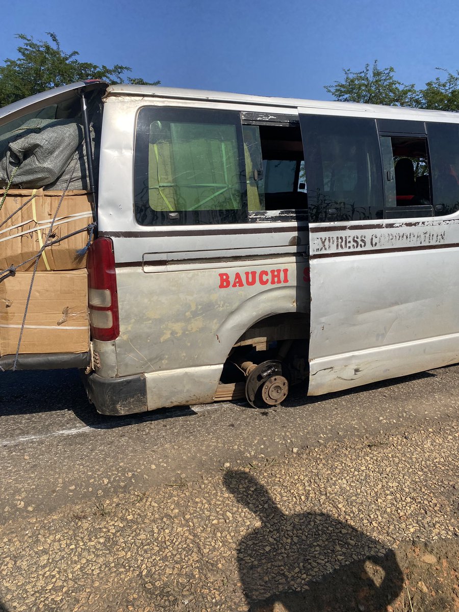 JohnAud31213616's tweet image. After escaping armed robbery attack, now tire pulled out on highway while on speed, all for internship placement pursuit, help save us to save lives, thank you.
#federalministryofhealthNigeria 
#mlscn
#ProfMuhammadAliPate
#vdm 
#mazitundeednut 
#aprokodoctor