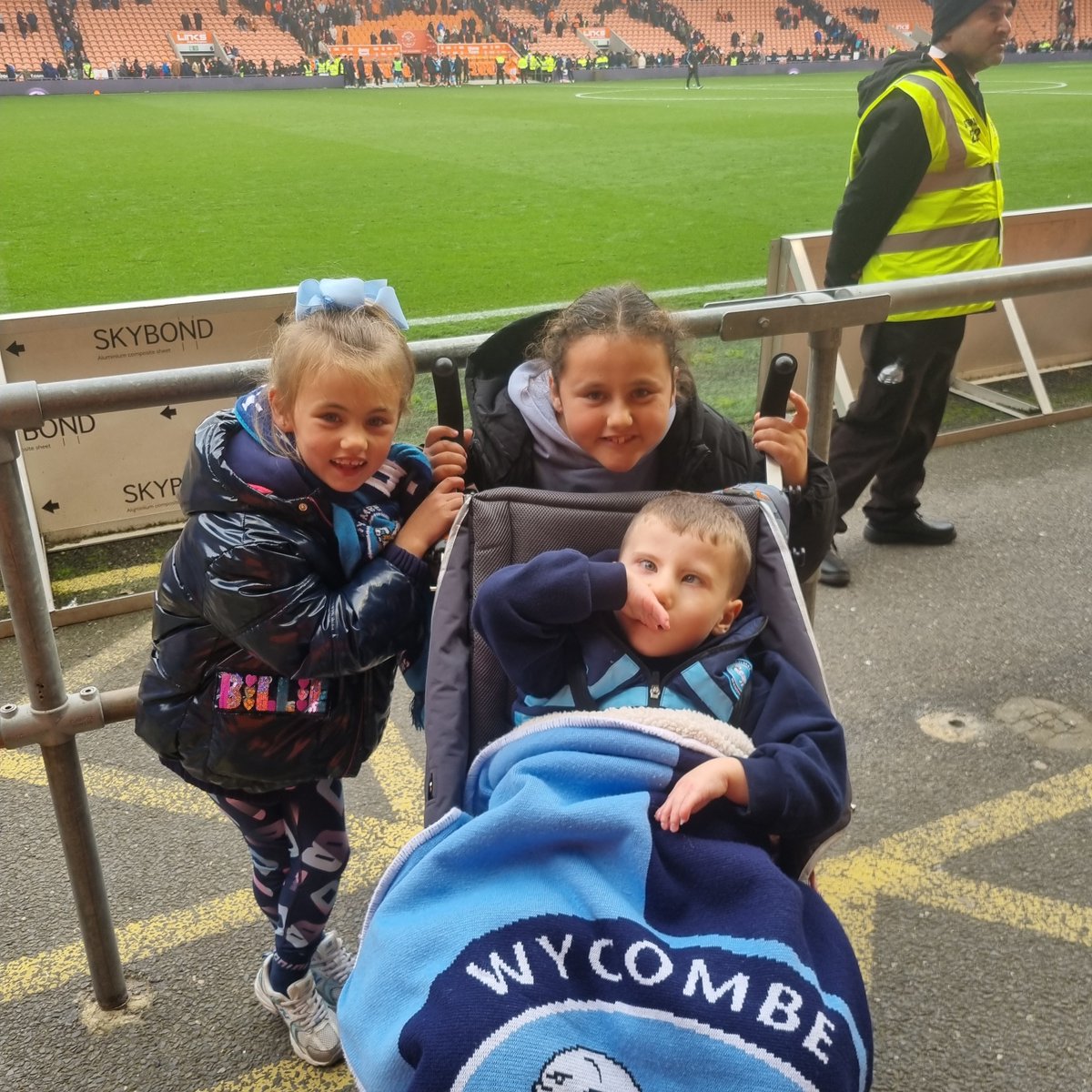 Blackpool away with the 3 kids. Point rescued but should of been 3 for Wycombe.  <a href="/wwfcofficial/">Wycombe Wanderers</a> <a href="/theWycombeWay/">The Wycombe Way</a> <a href="/JackGrimmer/">Jack Grimmer</a> @TheWycombeZone <a href="/CauleyWoodrow/">Cauley Woodrow</a> <a href="/wwstrust/">Wycombe Wanderers Supporters’ Trust</a>