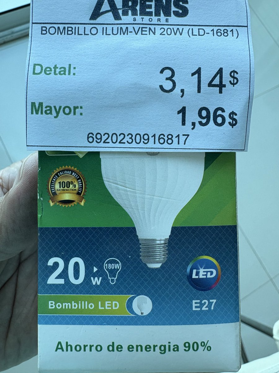 “Si paga en bolívares es 3,14$, si paga en divisa ($) paga 1,96”.

Esto es en todas partes, en este país bizarro al que tanto amamos y donde la combinación de una economía desastrosa y el aprovechamiento de muchos comerciantes sin ética, hacen una mezcla explosiva.