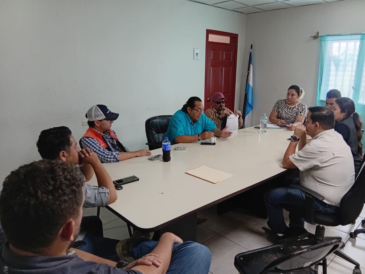 copecogob's tweet photo. 🤝 Reunión de coordinación y planificación en La Paz:
Siguiendo instrucciones de la presidenta de la República @XiomaraCastroZ y del Coodinador de #SINAGER y ministro de #COPECO, @JoseJorgeFortin, se llevó a cabo una reunión con autoridades de Gobernación y miembros de #SEDESOL 🏛️, para articular acciones de apoyo humanitario 🤲 en beneficio de la población afectada por las lluvias 🌧️ en el departamento.
💪 Seguimos trabajando unidos por quienes más lo necesitan.
#ApoyoHumanitario #EmergenciaNacional #SEDESOL #COPECO #GobernaciónLaPaz.