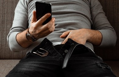 MGeeSpot's tweet image. Now watching... black phone, too.
(busted)

#BlackPhone2 #callme #digits 
#grabber