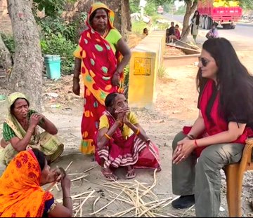 Ramraajya's tweet image. कोई व्यक्ति AI से चित्रा को जमीन पर बिठाओ और 
बाकी सभी महिलाओ को कुर्सीयों पर बिठा दो।