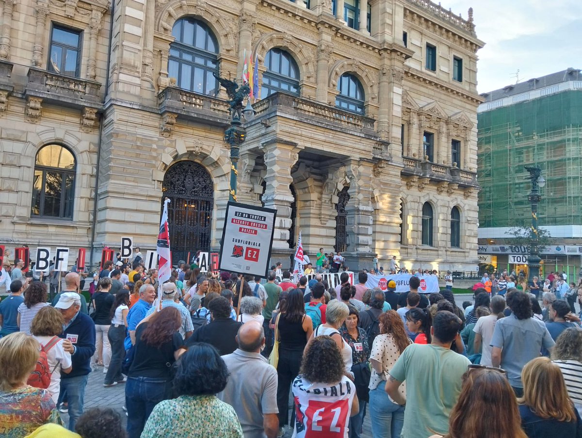 #SubflubialariEZ mobilizazioan gaur Bilbon.

Gaur, berrio ere, Foru Aldundiari ozen oihukatu diogu SUBFLUBIALARI EZ!!

ENPRESA LAGUNEI DIRUA OPARITU
BIZILAGUNEN ETA HERRITARREN ARAZOAK AREGOTU