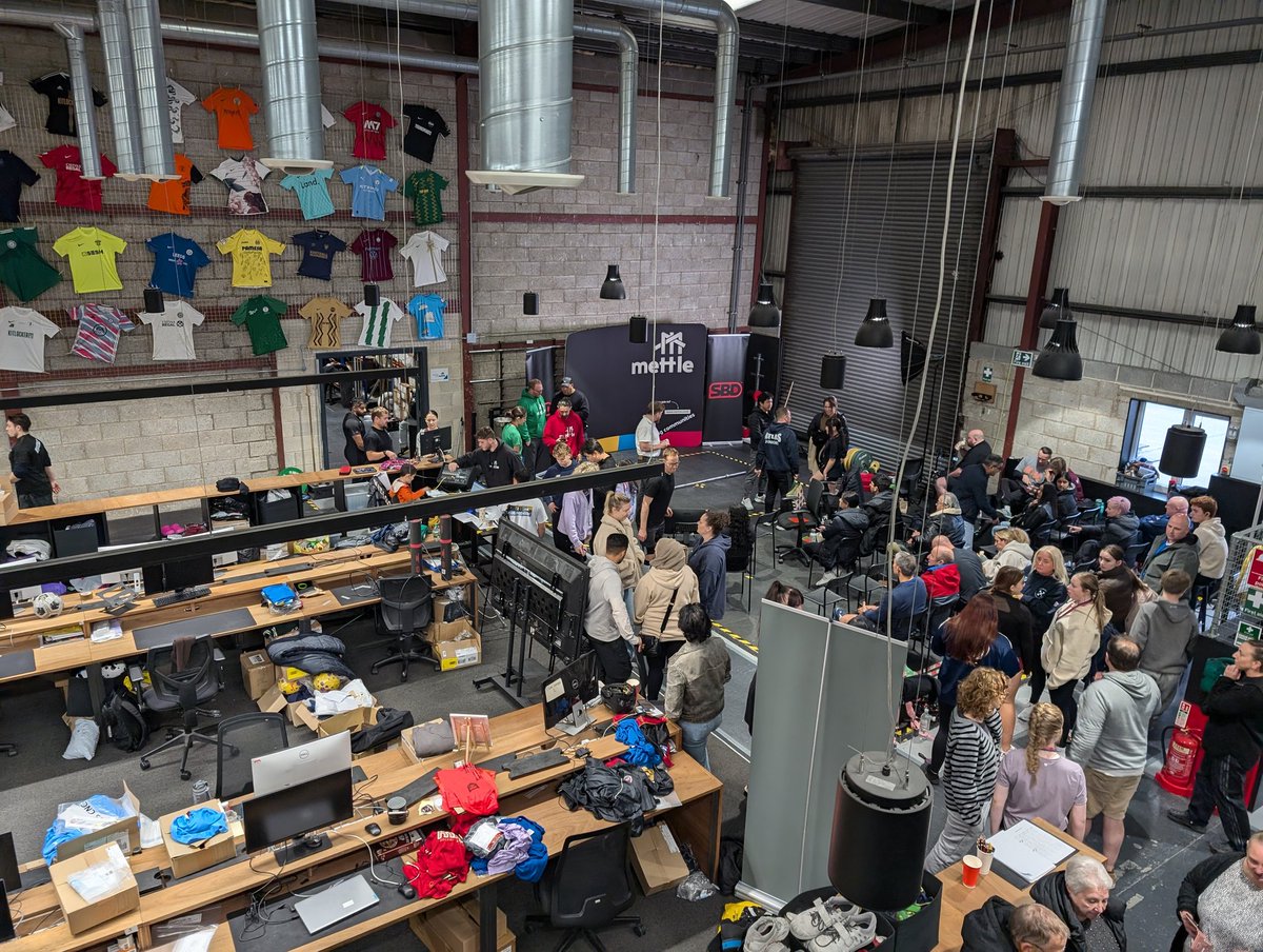 daparian's tweet photo. Visited the Mettle Autumn Open Weightlifting competition earlier today and was inspired by the sense of energy, motivation & community. This is the power of #communitysport & #communityendeavour at it's very best! Congratulations to everyone competing today, you're all winners! https://t.co/5tkEtPwyuv