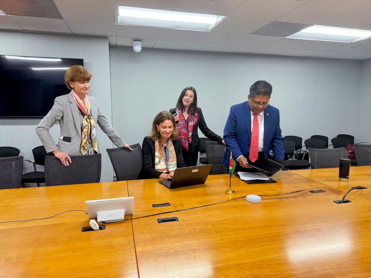 Signed, on behalf of the Government of #Guyana, US$156 million loan agreement for the Integrated Transport Corridors Project (ITCP) with the <a href="/WorldBank/">World Bank</a>. The signing took place on the margins of the 2025 Annual Meetings of the <a href="/IMFNews/">IMF</a> and World Bank Group, in Washington DC.