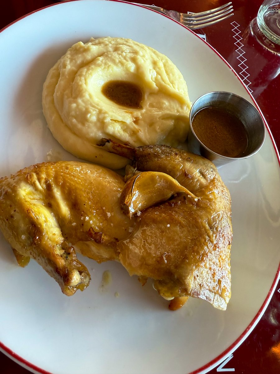 eatinglasvegas's tweet image. Winner winner chicken….dejeuner?
Sublime yardbird (lunch) at Rotisserie d’Argent - the casual offspring/cafe to @latourdargent — the granddaddy of Paris restaurants. 
🍗🐓🐔🇫🇷
#travel #gastronomy #Frenchfood