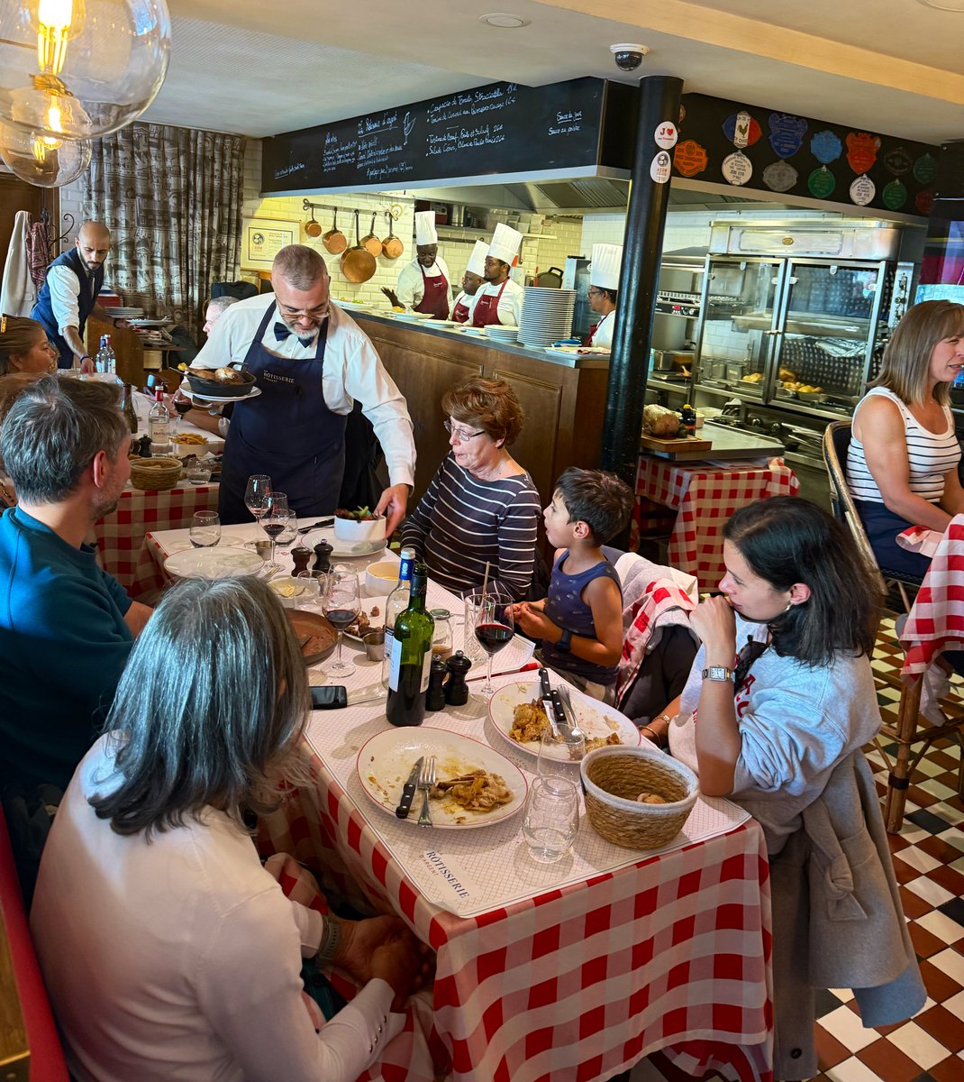 eatinglasvegas's tweet image. Winner winner chicken….dejeuner?
Sublime yardbird (lunch) at Rotisserie d’Argent - the casual offspring/cafe to @latourdargent — the granddaddy of Paris restaurants. 
🍗🐓🐔🇫🇷
#travel #gastronomy #Frenchfood