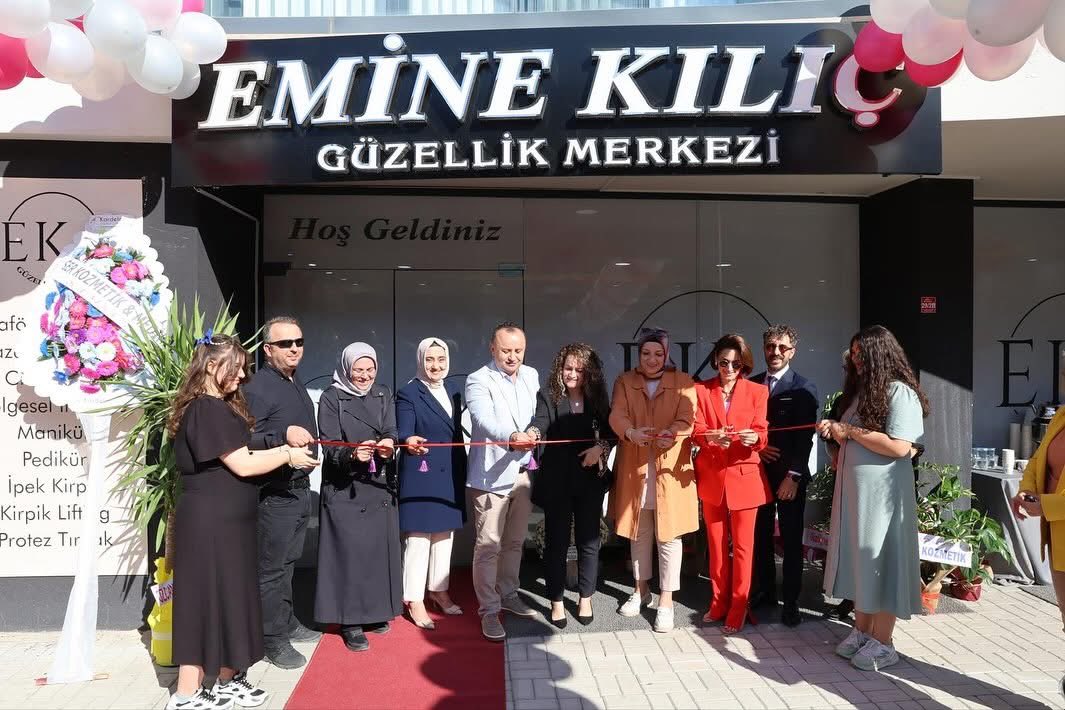 İl Başkan Yardımcımız Sn. Abdulkadir Dağdeviren ile birlikte Hacılar Meydanı Mahallemizde hizmete başlayan Emine Kılıç Güzellik Merkezi’nin açılış törenine katılım sağladık.
İşletme Sahibine ve Amasya’mıza hayırlı, uğurlu olsun..💐