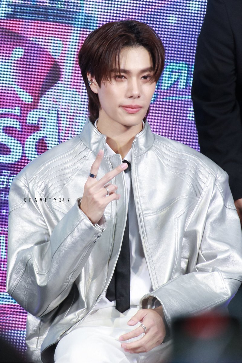 gravity24's tweet image. นั่งเฉยๆก็หล่อละ 😳 #phuwintang 

PHUWIN PERMPOON BREEZE
#BreezeQuickWashxPhuwin

@phuwintang