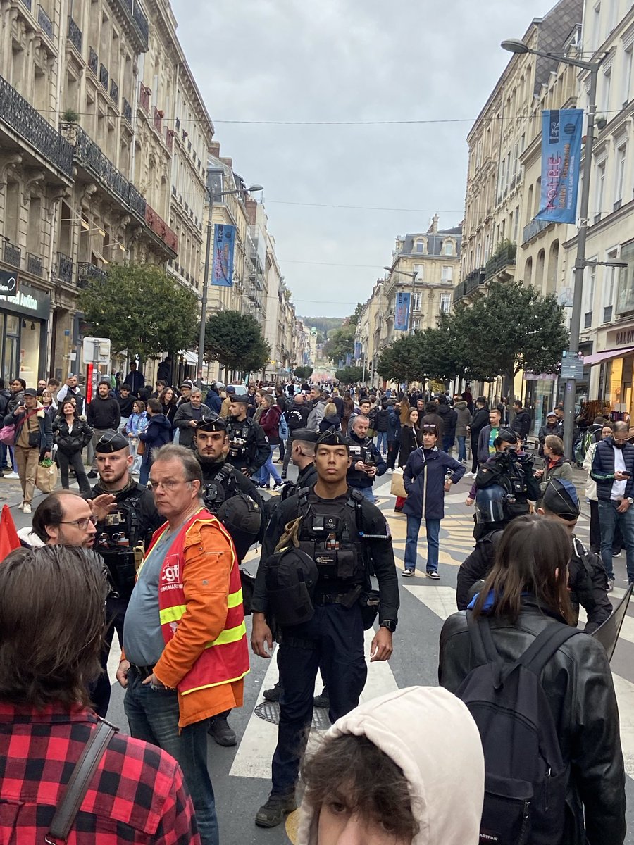 Rouen 2025. 

Face à la contre-manifestation antifasciste, la police protège le cortège fasciste.

Une honte.