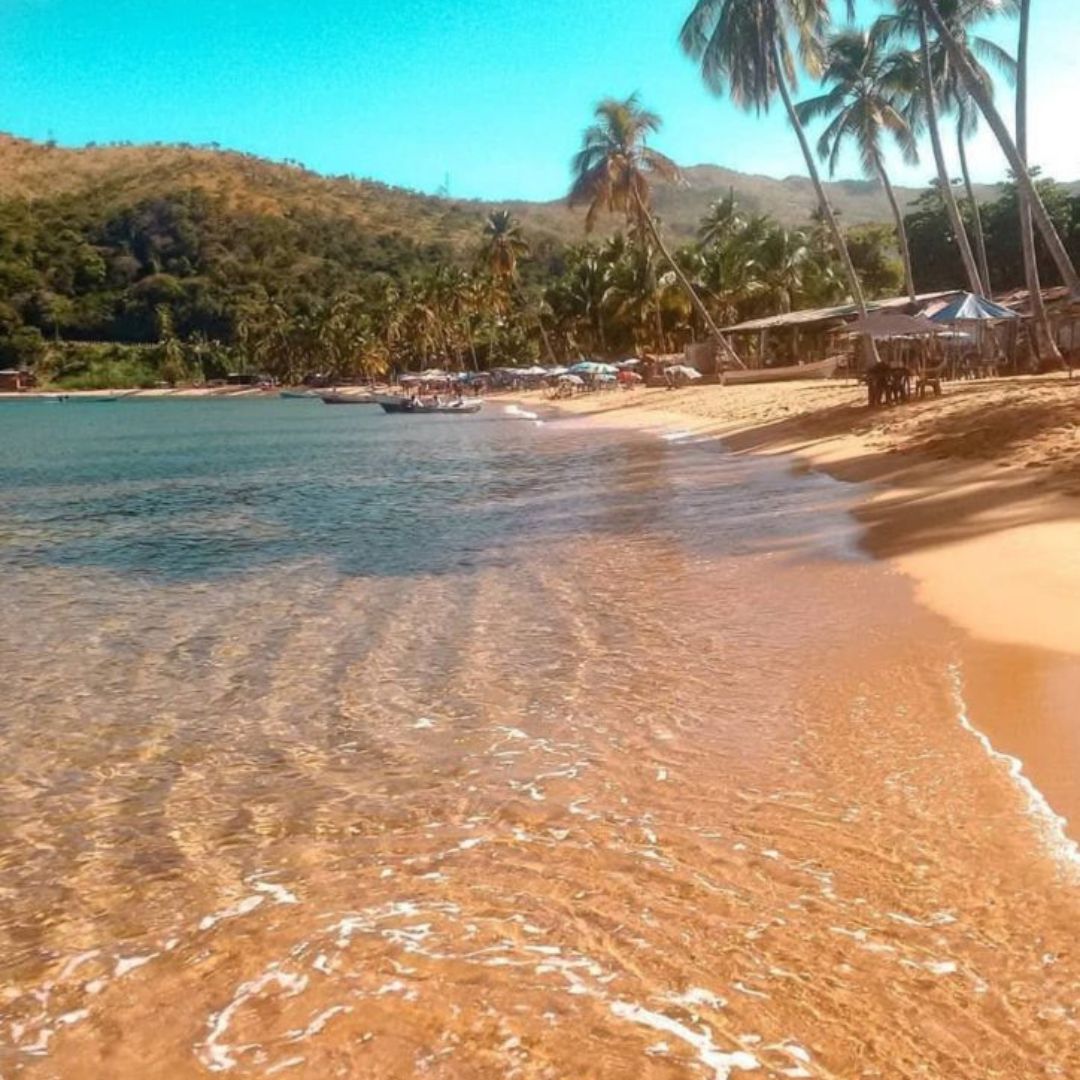 Estampas's tweet photo. #Estampas | El oriente venezolano alberga paraísos tropicales que cautivan con su belleza natural. Uno de estos es #PlayaColorada, que cautiva a sus visitantes con la tonalidad rojiza de sus arenas: https://t.co/oY3Yppv4eO #Turismo https://t.co/WkaqIN5LTX