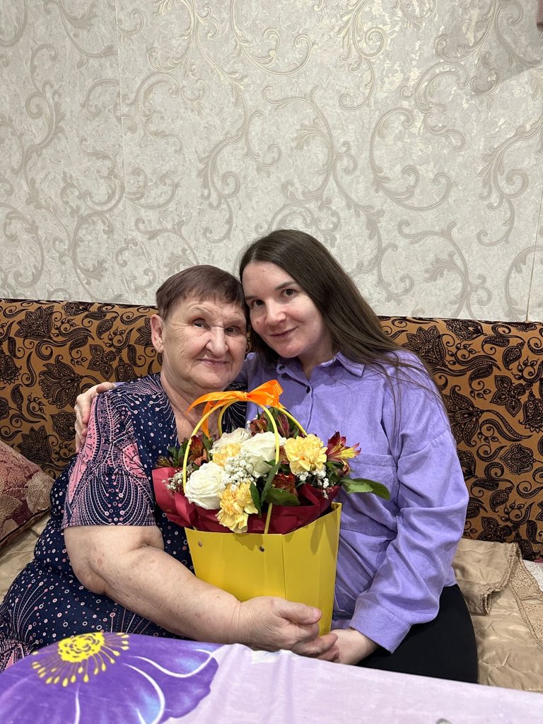 У меня была традиция поздравлять бабулю с днем рождения именно цветами. Она столько пережила за свою тяжелую жизнь, что хотелось ее баловать. Ведь она так редко их
получала.
Теперь ее не стало, но традиция будет неизменна. 
Спи спокойна моя любимая! 💔🙏🏻