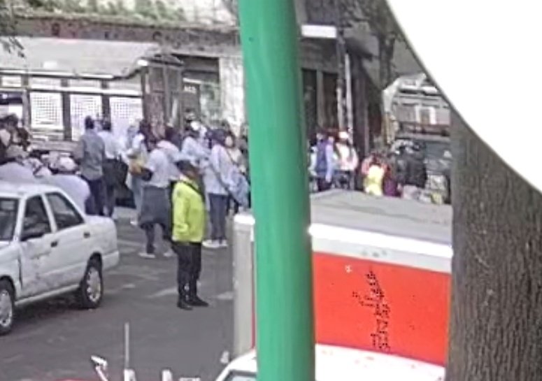 Elemento de <a href="/OVIALCDMX/">OVIAL_SSCCDMX</a> <a href="/UCS_GCDMX/">Unidad de Contacto del Secretario SSC CDMX</a>  "agilizando el tránsito" pero NO quita los autos estacionados en doble fila en la calle de Edison entre JoseMa.iglesias y Ponciano Arriaga. ¿Pueden mandar a alguien capaz y que multe los autos q siguen estacionados en 2 fila ?