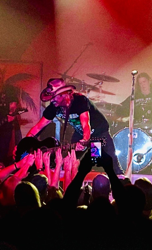bretmichaels's tweet image. #AboutLastNight 📸 Riverside #Iowa took the energy to the next level on the Every Rose good luck guitar pluck 🎸🎉