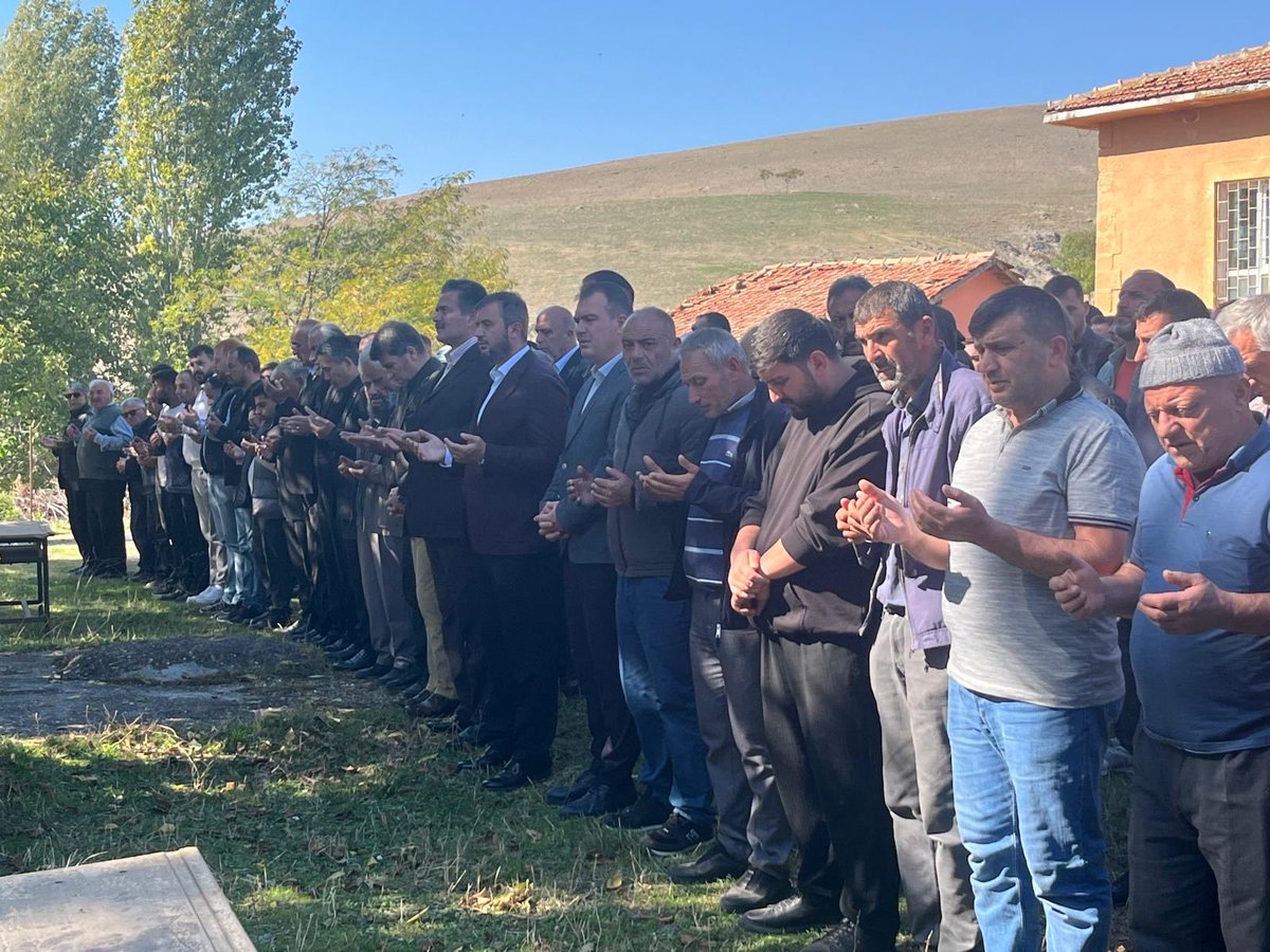 📍Gümüşhacıköy- Karacaören Köyü

Dün  meydana gelen elim trafik kazasında hayatını kaybeden dört vatandaşımızın   Cenaze Namazına    iştirak ettik .
Merhumlara Allah’tan rahmet ,Kederli Aileleri’ne dost ve yakınlarına sabrı cemil diliyorum .