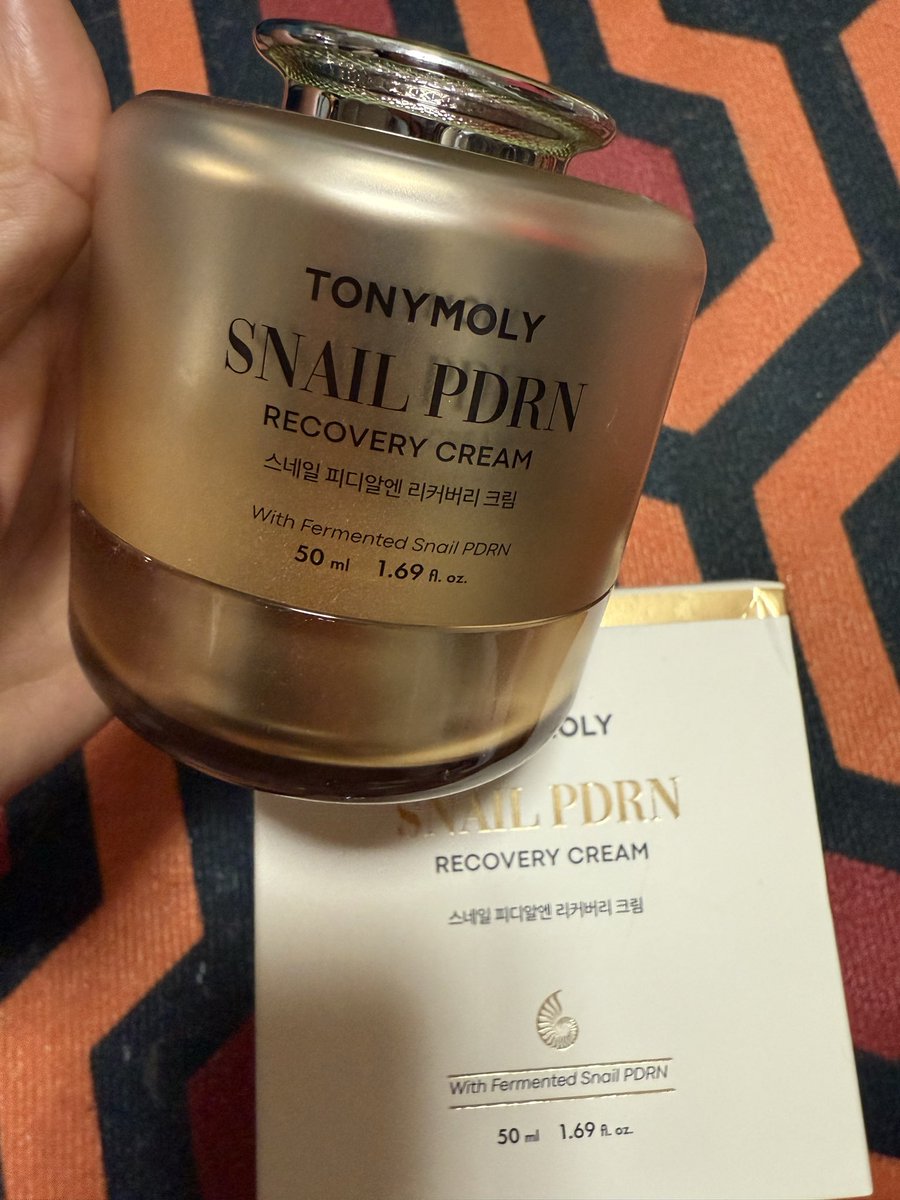 ムスメから韓国土産もらった。上の蓋の部分はマッサージ器。美容液を伸ばして肌に付いてる間はマッサージしてくれる。優秀。