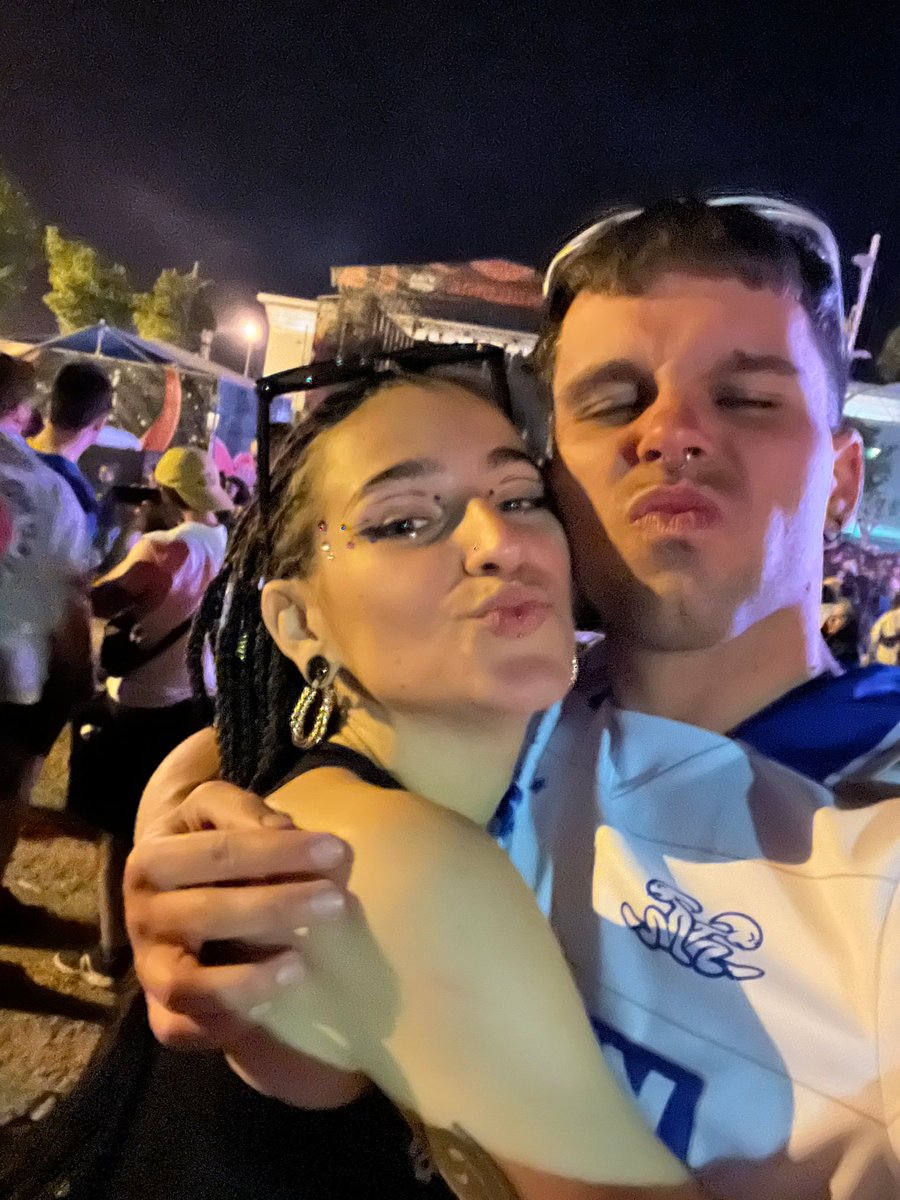 DanisanferXIX's tweet photo. preguntar a un chaval del rayo en el ViñaRock que si necesitaba ayuda y que su vecina sea ahora  mi muje https://t.co/evdjwlwizq