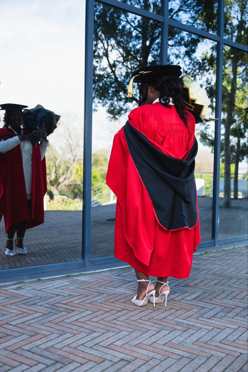 VuyelwaOLacyy's tweet image. Introducing Dr. Moyo (PhD)
First of my bloodline to earn a Doctorate, talk about being my ancestors wildest dreams!! 🥺❤️