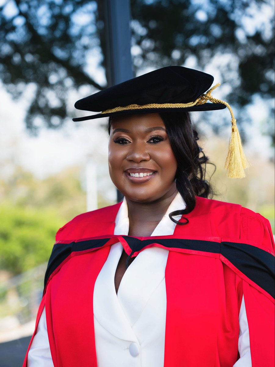 VuyelwaOLacyy's tweet image. Introducing Dr. Moyo (PhD)
First of my bloodline to earn a Doctorate, talk about being my ancestors wildest dreams!! 🥺❤️