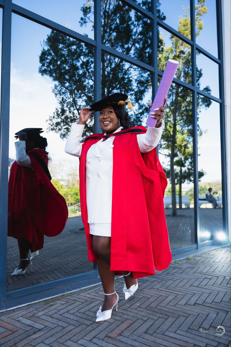 VuyelwaOLacyy's tweet image. Introducing Dr. Moyo (PhD)
First of my bloodline to earn a Doctorate, talk about being my ancestors wildest dreams!! 🥺❤️