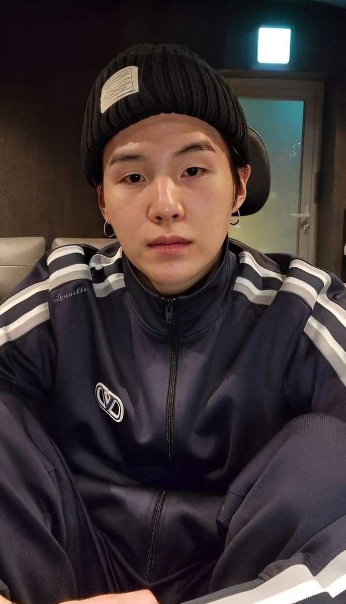tatashaped's tweet photo. fuck it slavic yoongi https://t.co/6tRizJqr1y