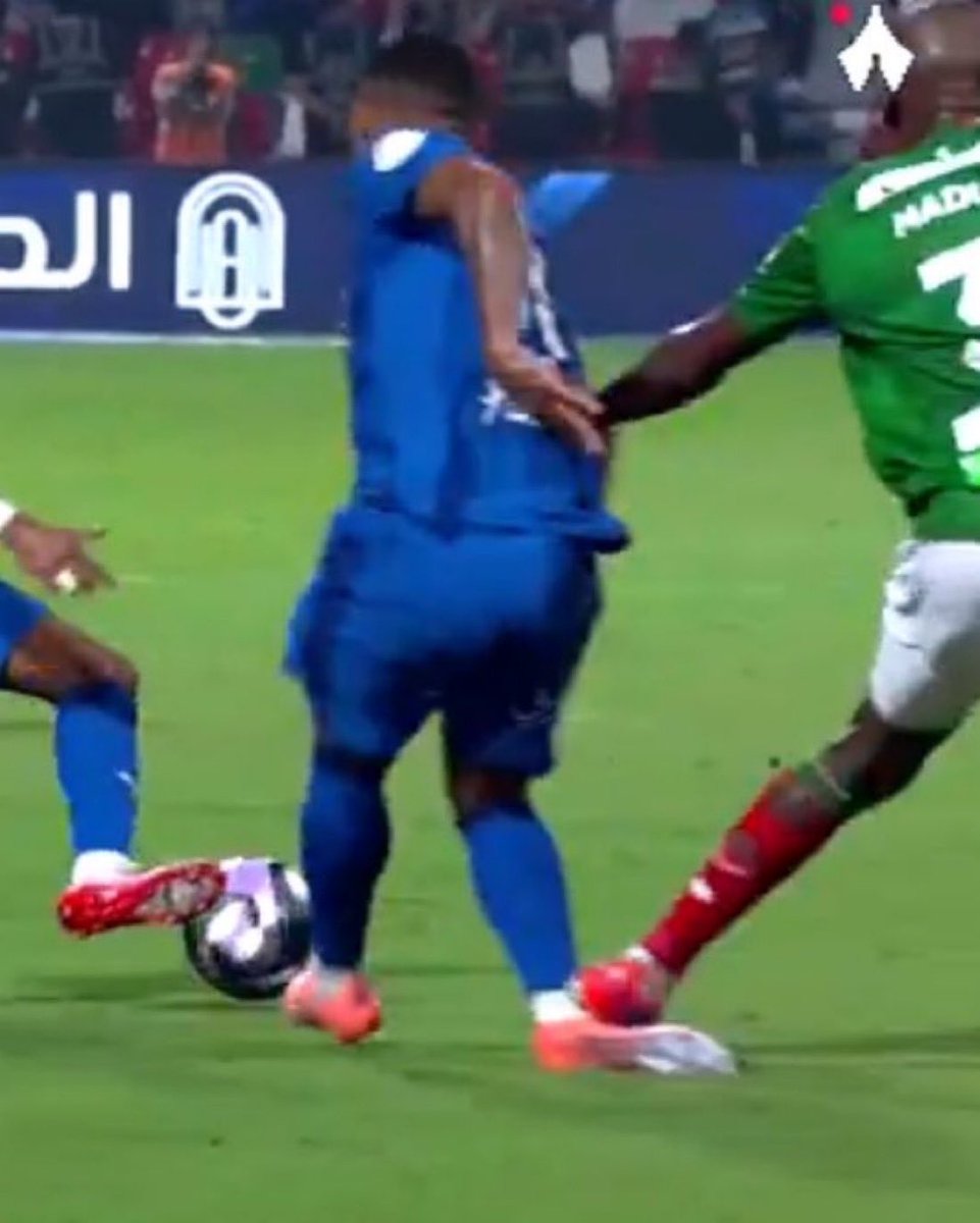 الحكم اللي ما يحمي اللاعبين ودك تسحب شارته 

لان اللعب فعلا يصير مجزرة، وفيها ناس بيتصابون ما عنك وعنها، كل ذلك يصير لان الحكم اقل بكثير من المباراة .

الهلال فايز 5-0 .. لو كانت نتيجة اخرى كان هذا السوء بيأثر في نتيجة المباراة