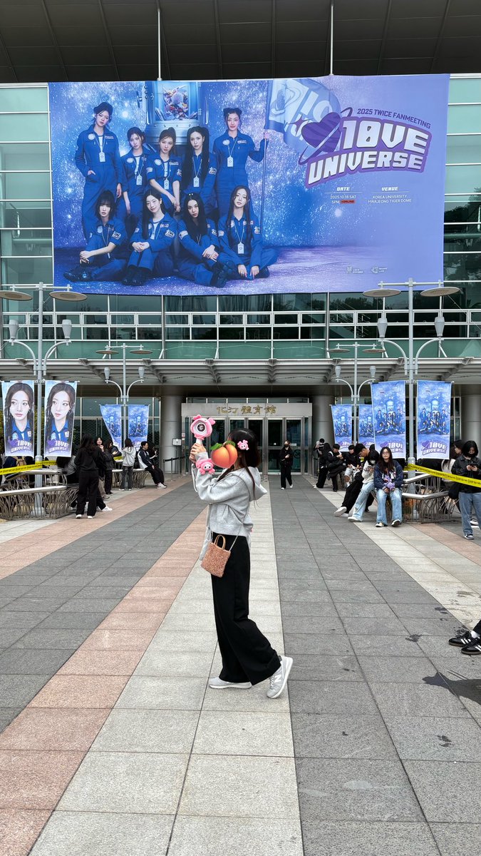 チケット取れなくて泣いてた日から
今、夢のペンミに参加できて
とてもとても嬉しい😭💖
#TWICE_10th_Anniversary 
#TWICE
#10VE_UNIVERSE