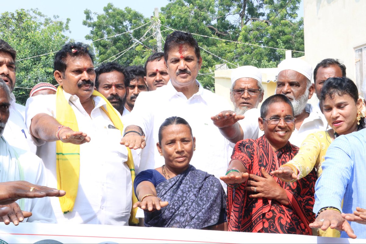 DhulipallaNk's tweet image. పెదకాకాని మండలం పెదకాకాని, అగతావరప్పాడులో నిర్వహించిన స్వర్ణ ఆంధ్ర - స్వచ్చ ఆంధ్ర కార్యక్రమంలో జనసేన నాయకులు శ్రీ @VadranamB  గారితో కలసి పాల్గొన్నాను.
#swarnandhra 
#SwachhAndhra 
#SwachhBharat 
#Ponnur