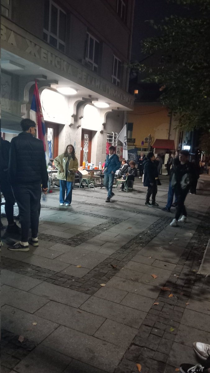 Opet smo ih izneverili...
Deca iz Pete su skoro pa sama...
Tek poneki roditelj...
Beogradjana nema
Brzo se umorimo. A vatra ne sme da se ugasi