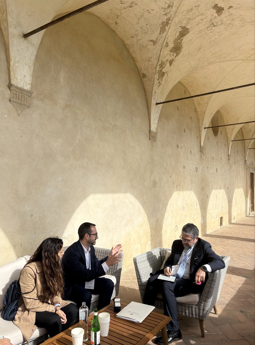 🤝🏼 Alla Conferenza di Pontignano ho avuto il piacere di incontrare importanti aziende del Regno Unito che operano nel settore dell’energia, dei trasporti e della sicurezza. 
🇮🇹🇬🇧 Occasioni come queste rafforzano i nostri rapporti bilaterali e le opportunità di crescita per il