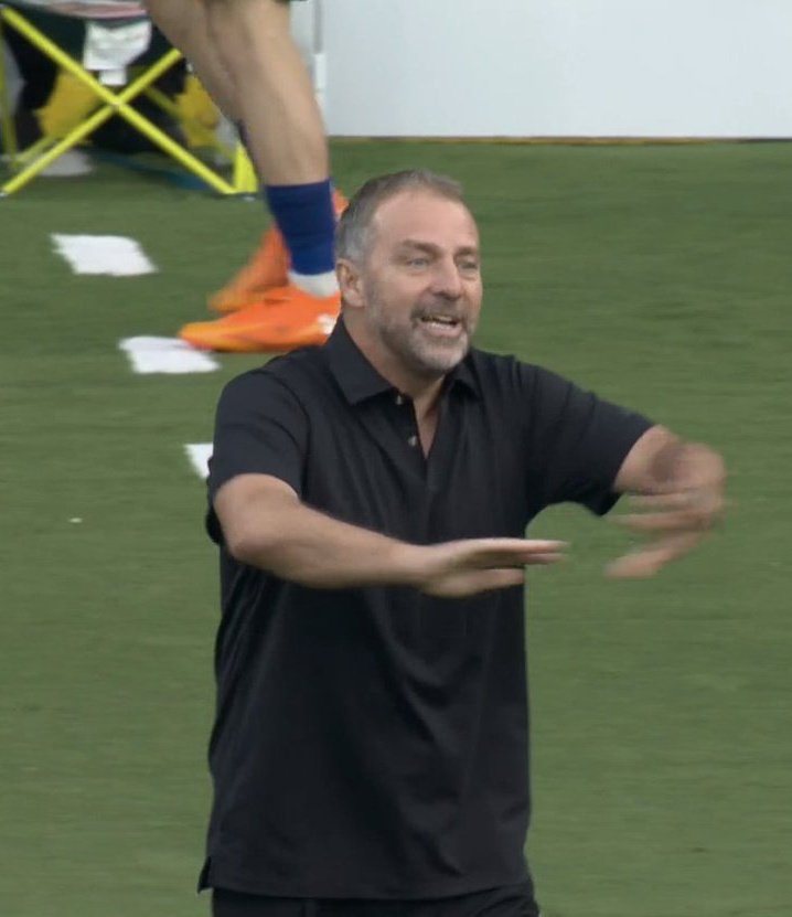 ➡️ A la izquierda Gil Manzano contra el Madrid: Amarilla a Xabi Alonso y gracias.
➡️ A la derecha Gil Manzano contra el Barça: Roja y expulsión a Flick que se perderá el Clásico.

Otra ayuda más de Negreira… ¡HALA MADRID!