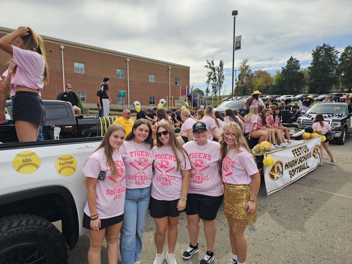 fhstigerss92328's tweet photo. Season is over. Proud of our school pride and Homecoming Traditions! We are Festus! Included a pic of our five seniors gonna miss them! 
@LiveStreamSTL @FestusR6Supt @FESTUSAthletics @CityofFestus 
@FestusHS @MyMoInfo https://t.co/u50i0hQuEs