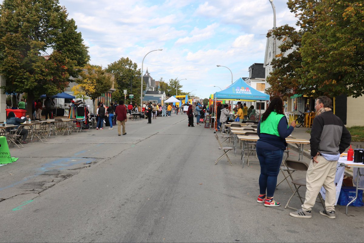 💧 Buffalo Sewer’s Community Outreach Team is out today at the Eco Justice Block Party on Jefferson between East Utica &amp; Woodlawn!

We’re sharing literature on winter preparedness, Queen City Clean Waters projects, and ways to help keep our sewers &amp; waterways clean.