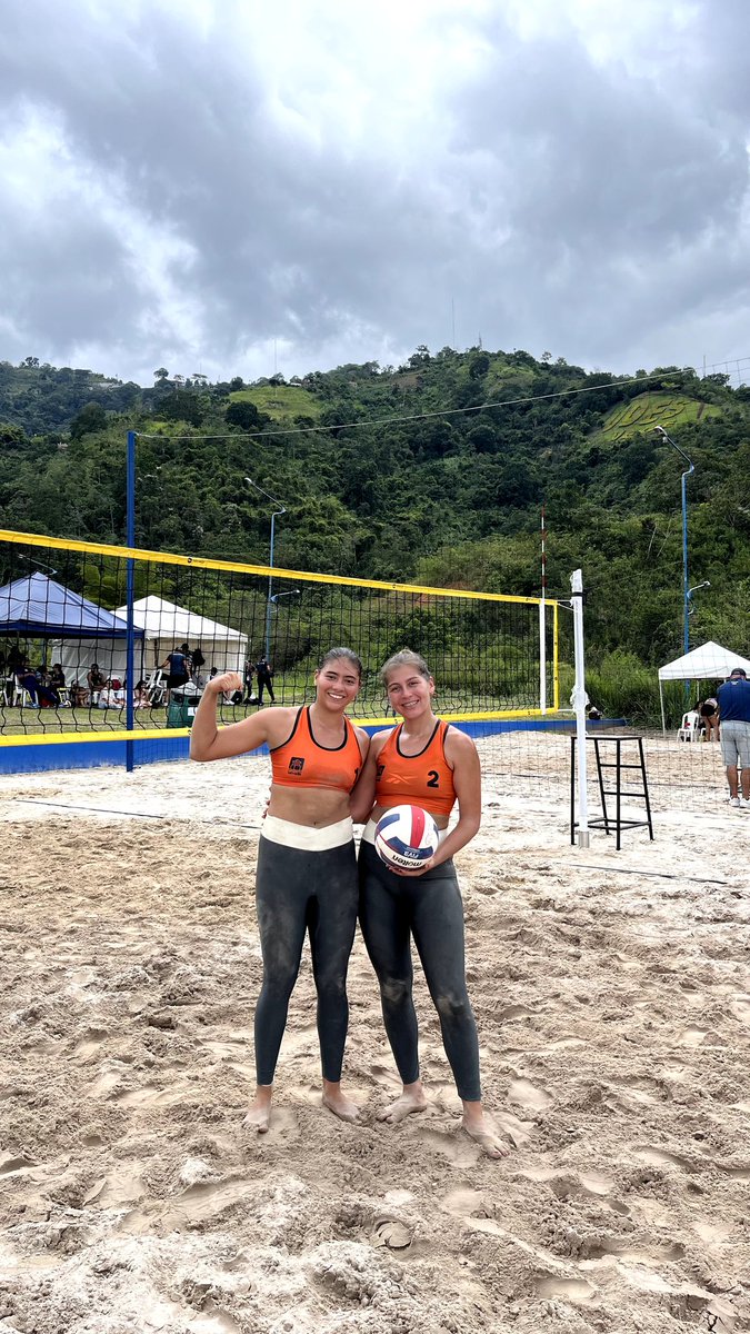 unab_online's tweet image. #AEstaHora | ¡Nos llenamos de #OrgulloUNAB 😍! Ellas son Laura Herrera y Catalina Mejía, ganadoras del primer partido de voleibol playa @ascunoficial 🏐👏.