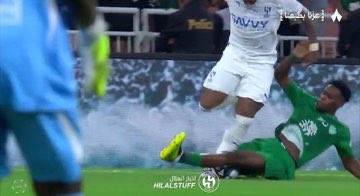 التدخلات الهمجيه المستمرة دون وجود رادع حقيقي من الحكام واللجنة ستكون سبب في فقدان لاعبين مهمين وفارقين ، هذهِ المهازل المستمرة يجب أن تتوقف في ظل تكرار هذا 
#الهلال