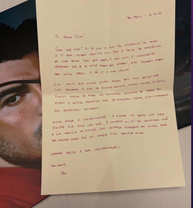 sitejaobrasil's tweet image. Jão enviou uma carta para uma fã que está internada aguardando transplante de coração.

“Eu sei que os dias são estranhos às vezes, e é bom poder admitir isso. Mas a falta de constância da vida serve pros dois lados. E pra mim, é importante lembrar que, se as coisas podem dar…