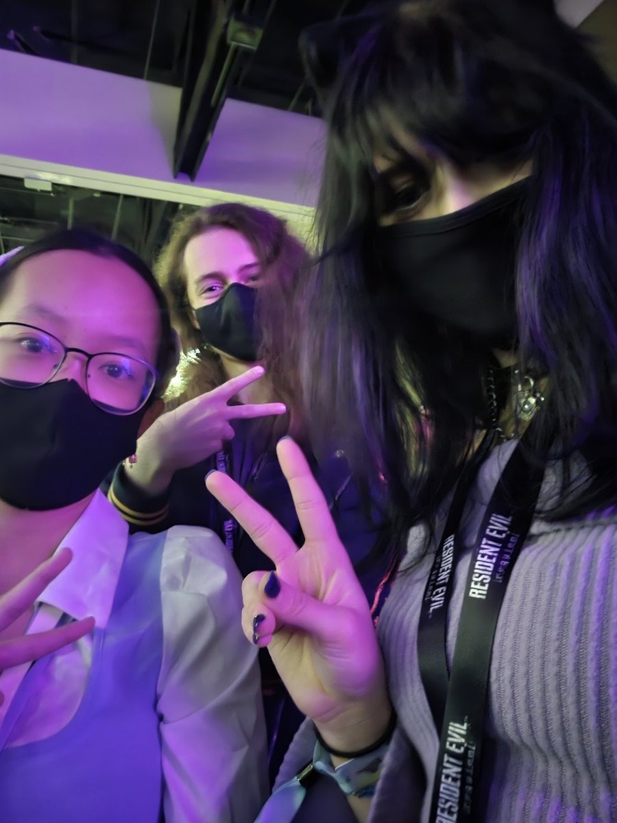 The girlies are ready to slay at Twitchcon!!! I ditched the wig but the ears are here to stay!!!

#twitchcon2025 #vtuber #vfluffypaws