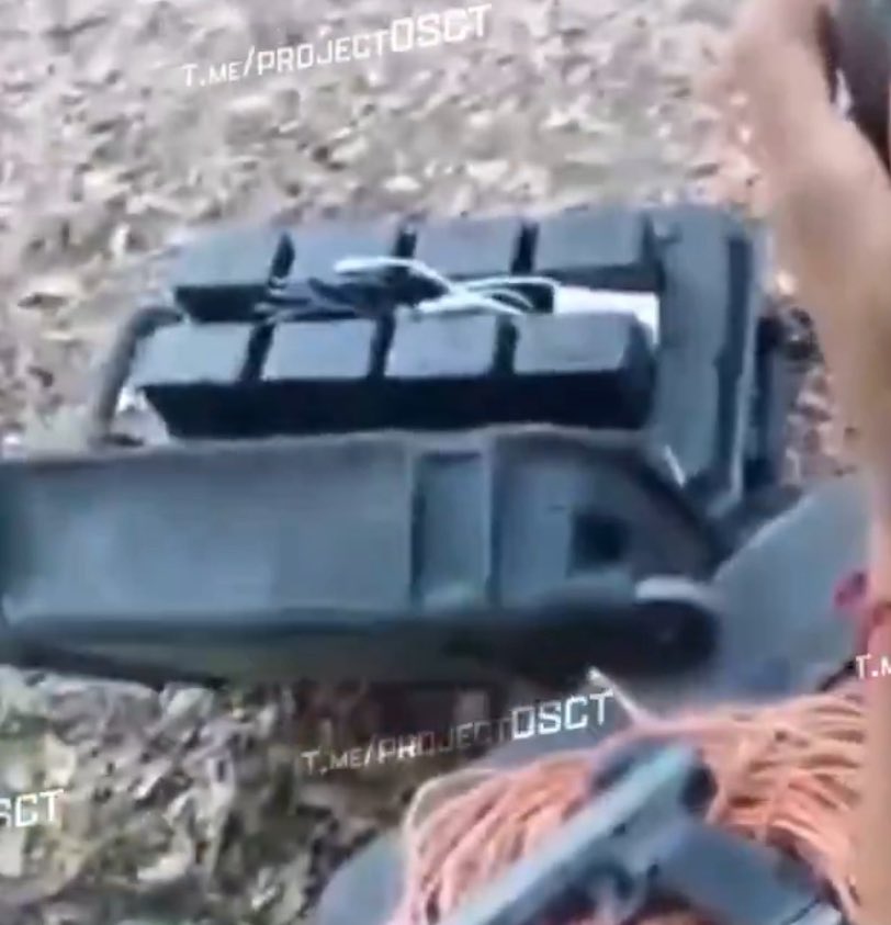 natsecboogie's tweet image. Video from @ProjectOSCT TG via @All_Source_News showing a dronero from FEM of CJNG dropping munitions on Knights Templar members in Michoacán.
In the video a DJI BS65 Intelligent battery station is shown, this means the dronero was likely operating a DJI Matrice 350 RTK drone.