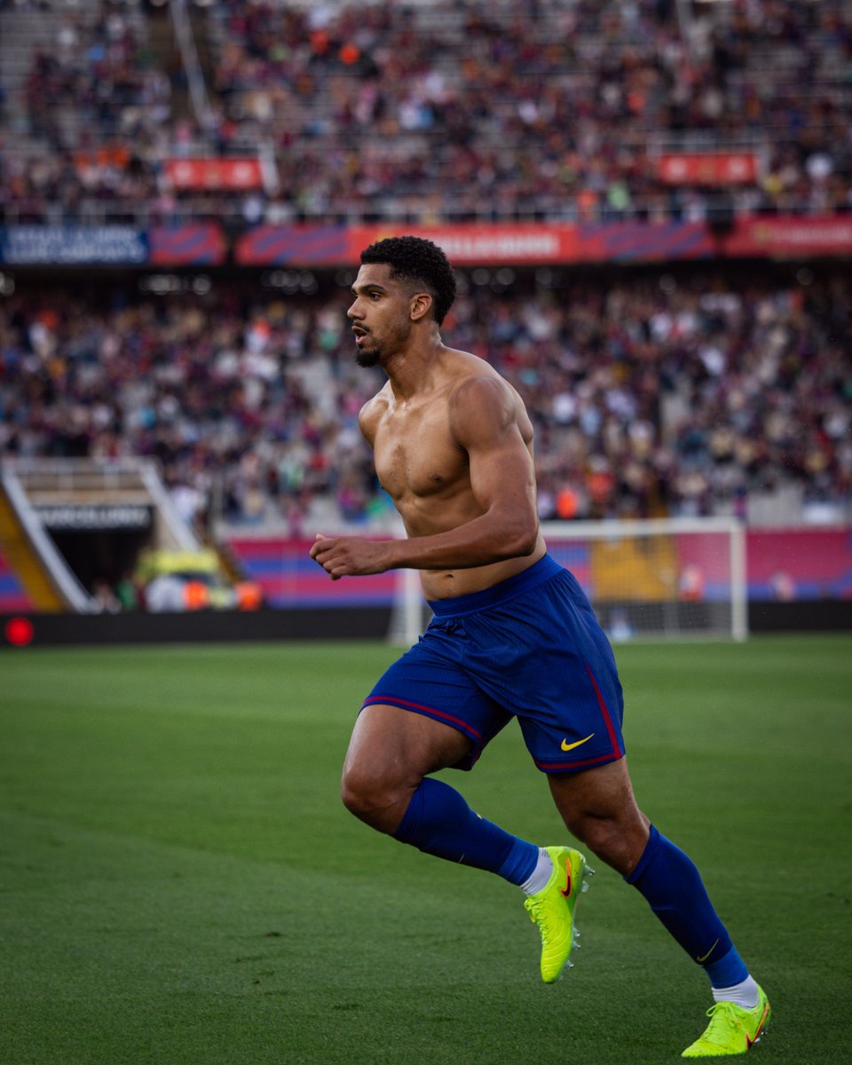 TouchlineX's tweet image. 🚨🗣️ Ronald Araujo: "It’s true that on the bench, when the coach asked me if I wanted to play as a striker, I said yes. We’re here for that."
