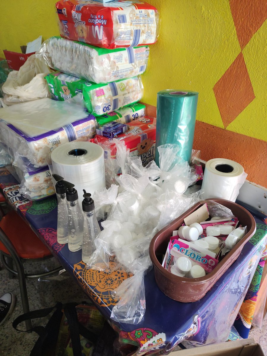 Así las tareas de empaquetar las donaciones 

Gracias por su apoyo y confianza 

Mañana sale el primer viaje a las zonas más pobres entre Veracruz y Puebla, esos lugares lejos de los reflectores, pero que también requieren del apoyo RT