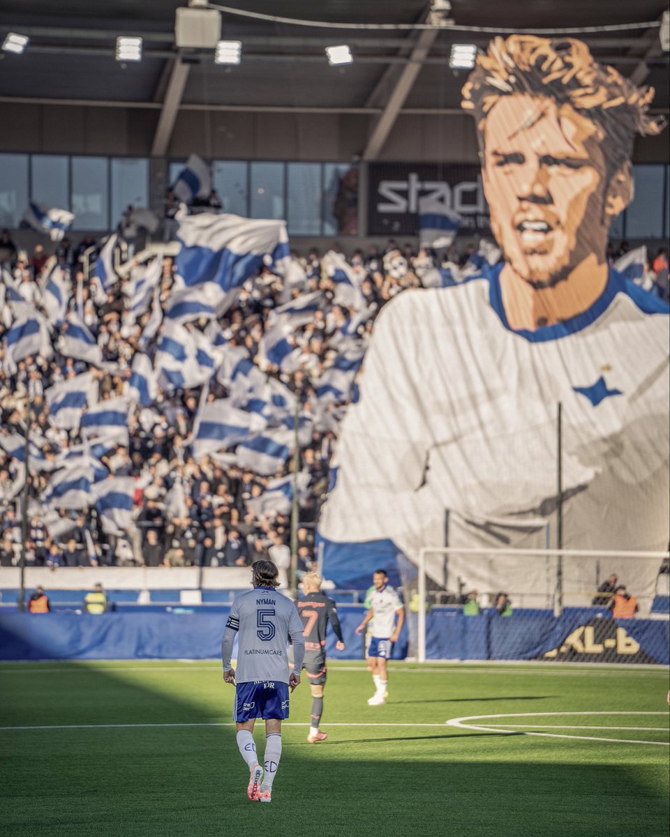 ”Det är otroligt stort, samtidigt som man sitter i en sits där fotbollsmatcher ska spelas. Det gäller att ha fokus på det också, men jag blev otroligt rörd. 
När jag slog 300 matcher var bonusdottern och syrrans barn med, nu var min egen dotter med. Det var stort.”