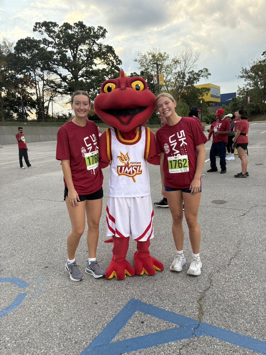UMSLWBB's tweet image. Fun morning participating in the annual UMSL 5k Run, hosted by @umslalumni. GREAT JOB TEAM💪♥️🔱💛🥳